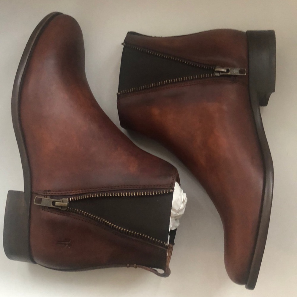 NIB $298 Frye Carly Chelsea Boot in Cognac! - Picture 5 of 11